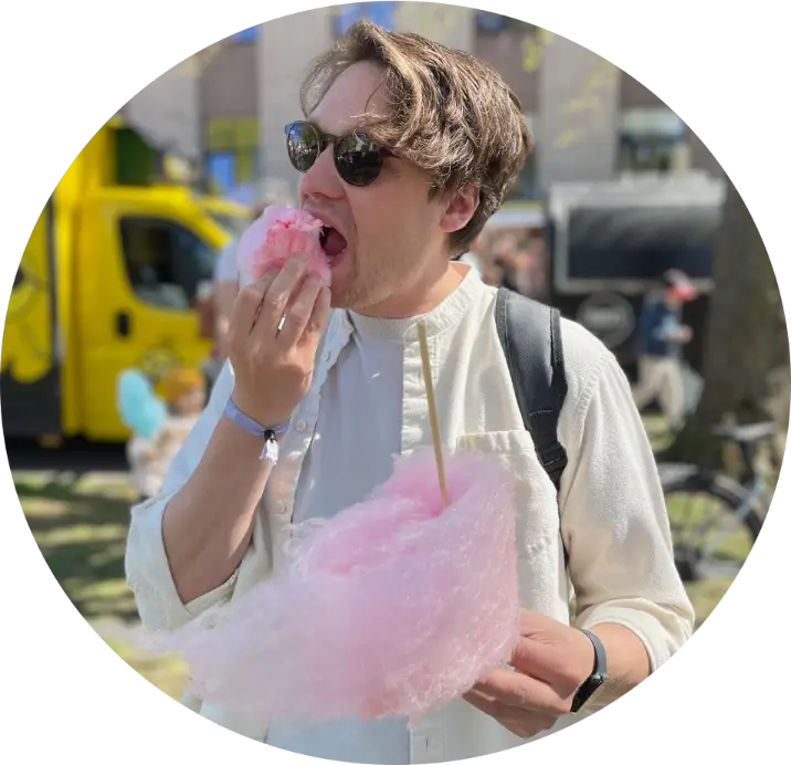 Picture of Aleksei Ustinov eating pink candyfloss